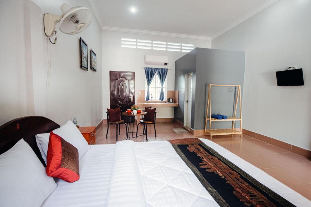 Lea'S Guesthouse And Restaurant Kampot Exterior photo
